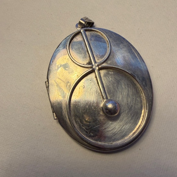 VINTAGE Art Deco MODERNIST CIRCULAR MOTIF LARGE SILVER LOCKET - Picture 2 of 4